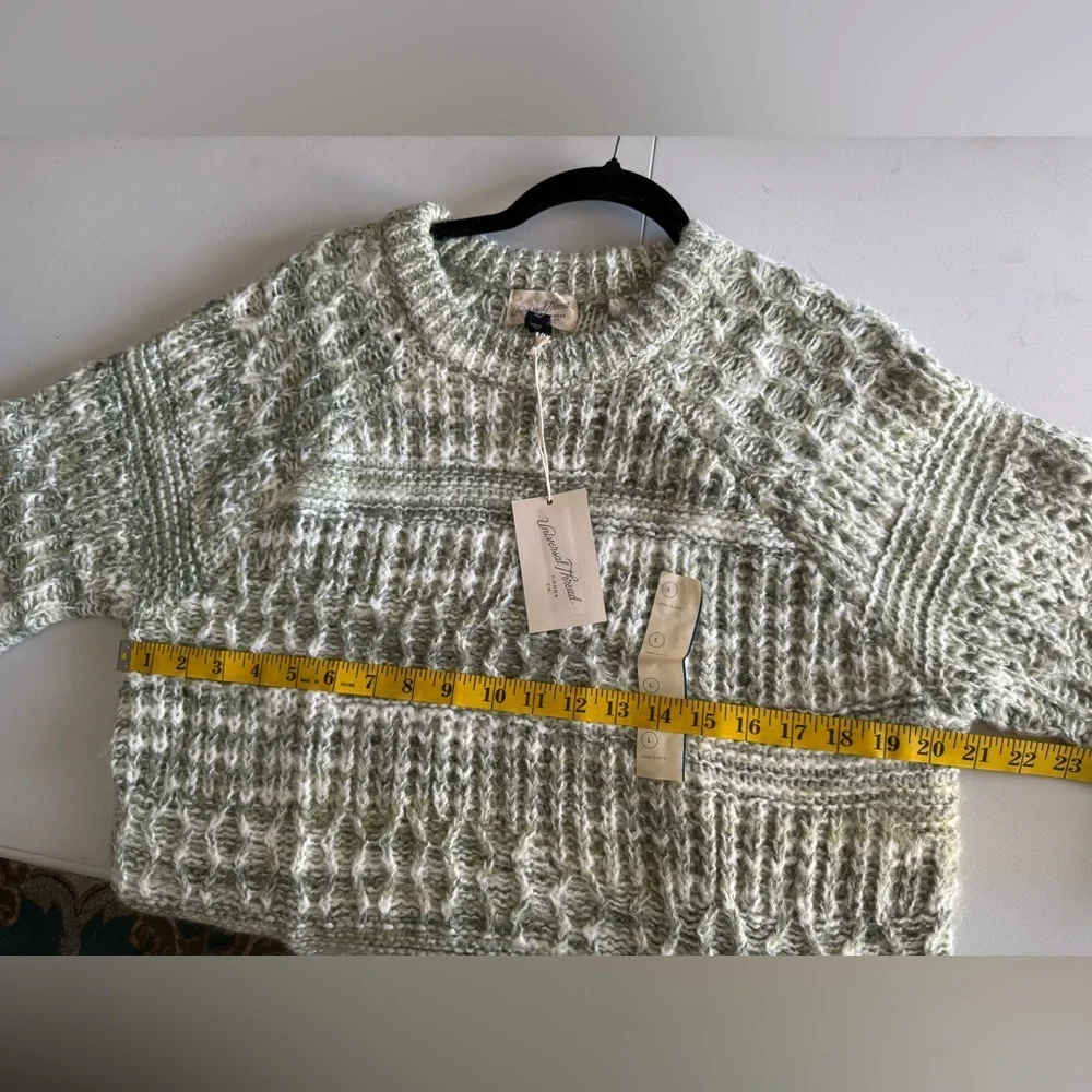 Universal Thread Women's Crewneck Pullover Sweater Green. Size L